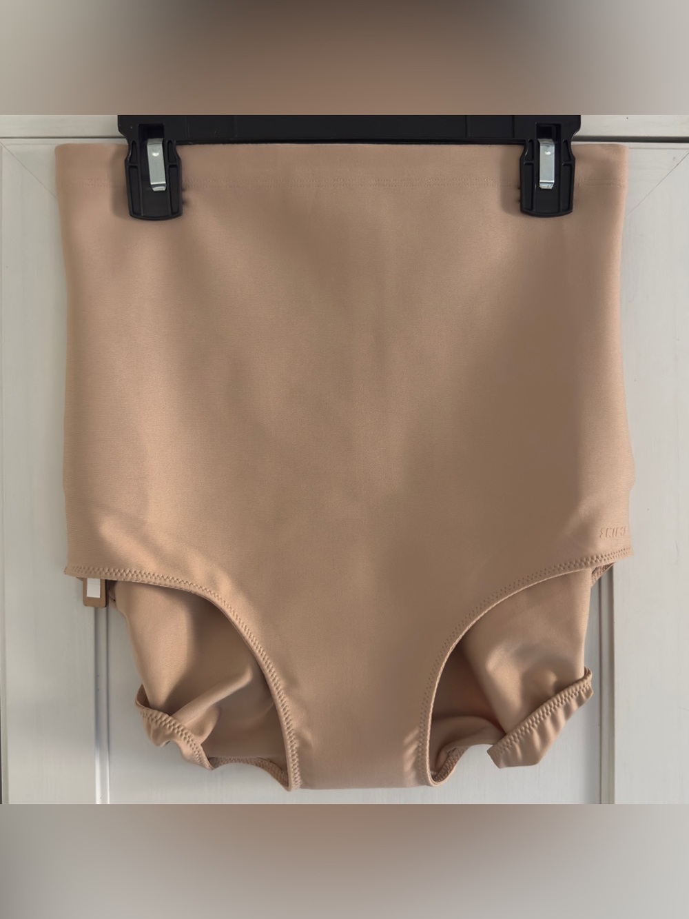 Skims Body Core Sculpt Butt Lifting Brief in Clay Size Medium